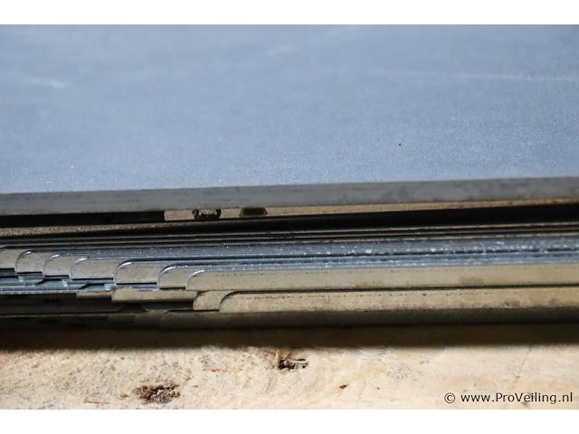 Partij flatfix winddeflectoren (links en rechts) t.b.v. zonnepanelen - afbeelding 2 van  7