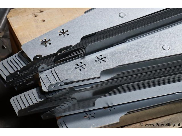 Partij flatfix winddeflectoren (links en rechts) t.b.v. zonnepanelen - afbeelding 4 van  7