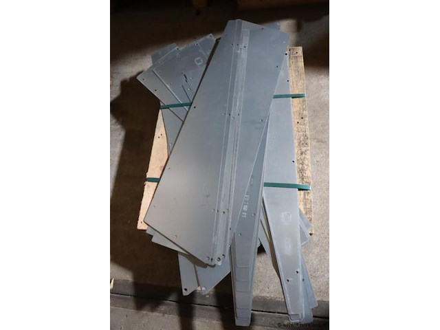 Partij flatfix winddeflectoren t.b.v. zonnepanelen - afbeelding 1 van  2