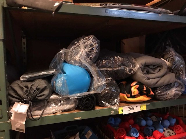 Partij fleecedekens en divers - afbeelding 1 van  1