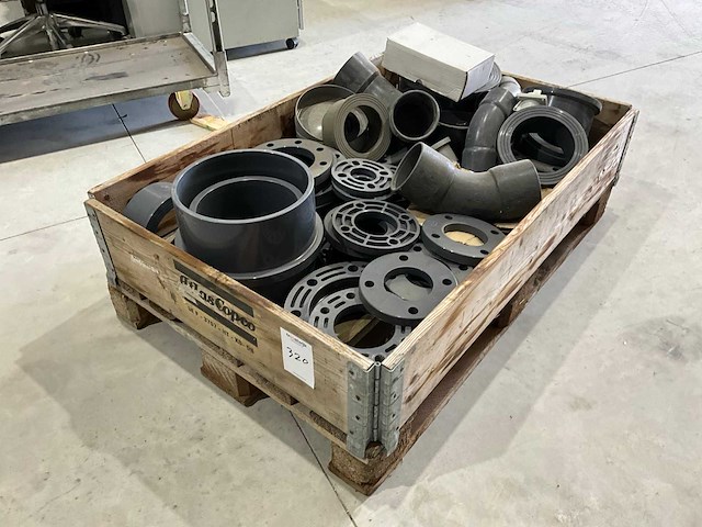 Partij flenzen, bochten en koppelingen - afbeelding 1 van  7