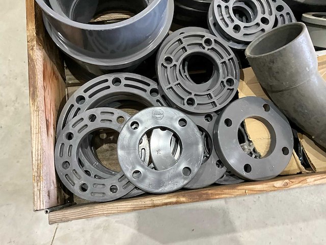 Partij flenzen, bochten en koppelingen - afbeelding 2 van  7