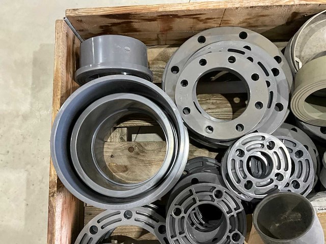 Partij flenzen, bochten en koppelingen - afbeelding 3 van  7