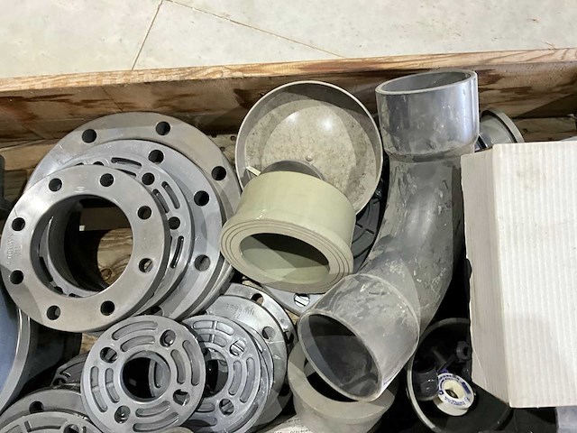 Partij flenzen, bochten en koppelingen - afbeelding 4 van  7