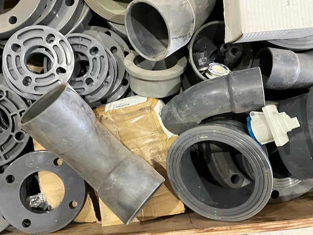 Partij flenzen, bochten en koppelingen - afbeelding 5 van  7