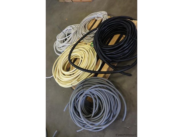 Partij flexibele slangen, diverse soorten en maten - afbeelding 1 van  6