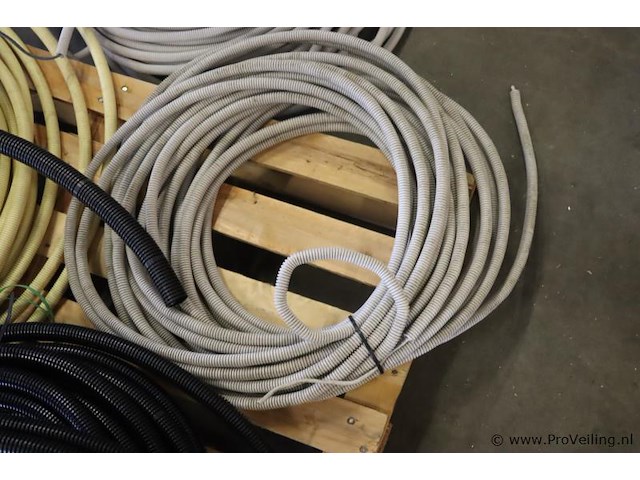 Partij flexibele slangen, diverse soorten en maten - afbeelding 4 van  6