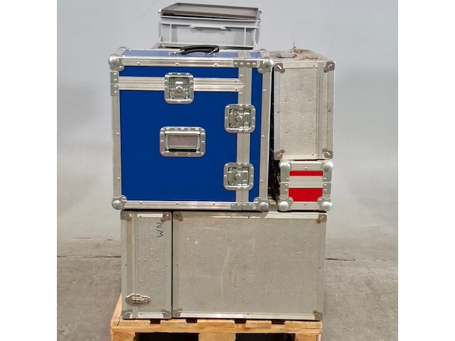 Partij flightcases met inhoud - afbeelding 1 van  8