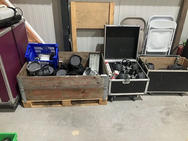 Partij flightcases met show/stage en rookmachine - afbeelding 1 van  11