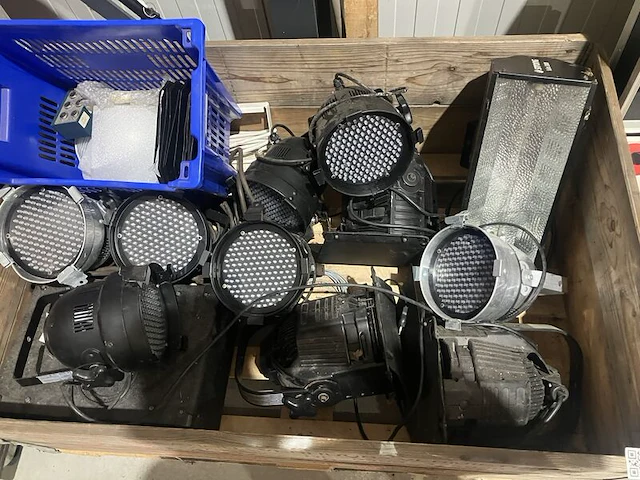 Partij flightcases met show/stage en rookmachine - afbeelding 8 van  11
