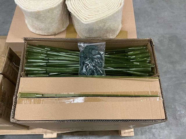 Partij flower bottles with spike 50cm (1000x) - afbeelding 1 van  3