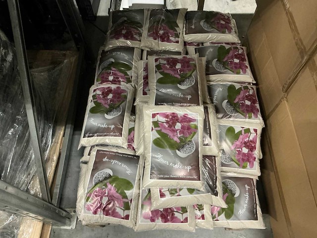 Partij flower make-up sandman beige circa 5kg per zak (70x) - afbeelding 1 van  3