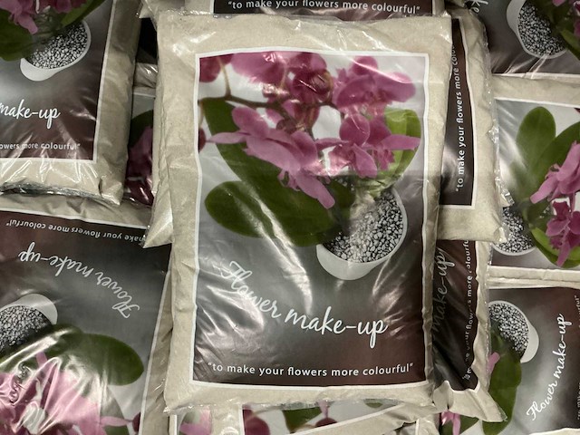 Partij flower make-up sandman beige circa 5kg per zak (70x) - afbeelding 2 van  3