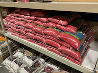 Partij flower & plant decorations grains 2-3mm 5kg red (70x) - afbeelding 1 van  3