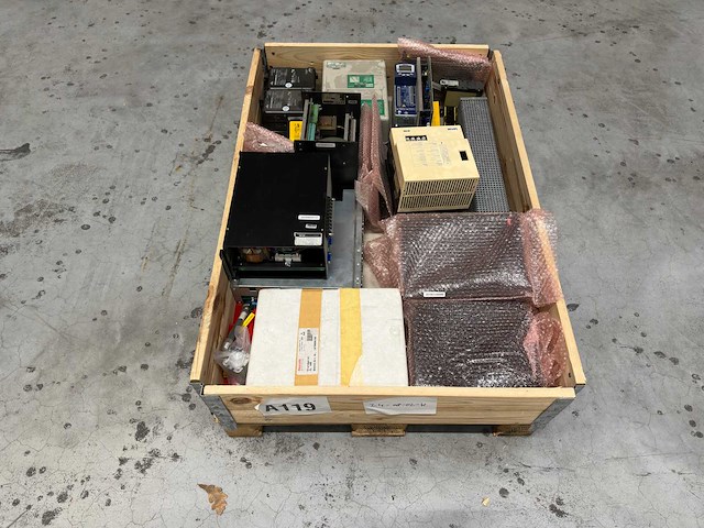 Partij frequentieregelaars, servo drives en industriële besturingsmodules - afbeelding 1 van  7