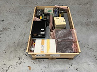 Partij frequentieregelaars, servo drives en industriële besturingsmodules - afbeelding 1 van  7