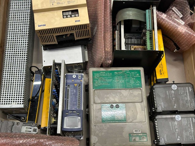 Partij frequentieregelaars, servo drives en industriële besturingsmodules - afbeelding 3 van  7
