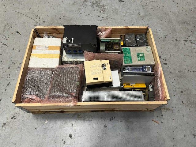 Partij frequentieregelaars, servo drives en industriële besturingsmodules - afbeelding 4 van  7