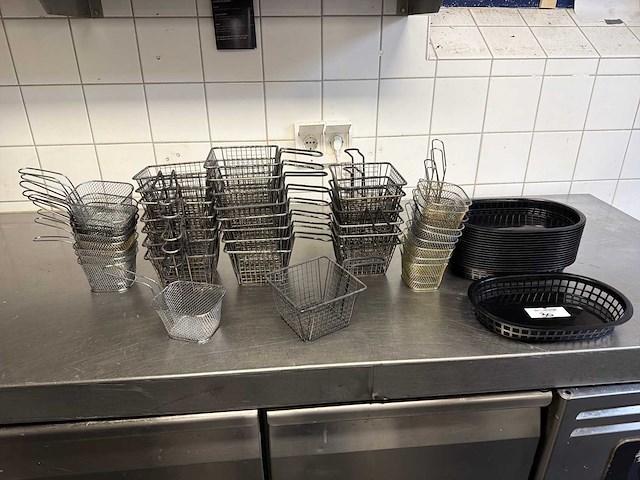 Partij friet serveer mandjes (diverse maten) (59x) - afbeelding 1 van  3