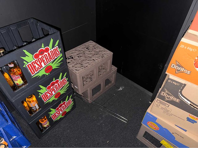 Partij (fris)dranken, emballage en chips - afbeelding 19 van  20