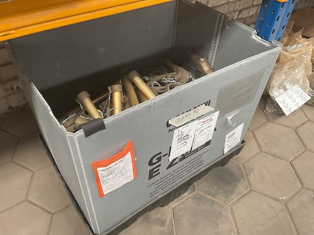 Partij fuel and oil nozzle - afbeelding 1 van  4
