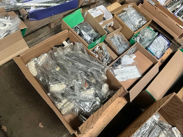 Partij fuhr - hahn -hoppe - gu - roto - sobinco - nemef - scharnieren draaikiepbeslag aanslagrubbers krukken etc - ca. 25 pallets met hang en sluitwerk - afbeelding 1 van  42