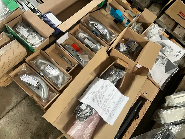 Partij fuhr - hahn -hoppe - gu - roto - sobinco - nemef - scharnieren draaikiepbeslag aanslagrubbers krukken etc - ca. 25 pallets met hang en sluitwerk - afbeelding 2 van  42