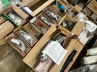 Partij fuhr - hahn -hoppe - gu - roto - sobinco - nemef - scharnieren draaikiepbeslag aanslagrubbers krukken etc - ca. 25 pallets met hang en sluitwerk - afbeelding 2 van  42
