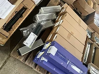 Partij fuhr - hahn -hoppe - gu - roto - sobinco - nemef - scharnieren draaikiepbeslag aanslagrubbers krukken etc - ca. 25 pallets met hang en sluitwerk - afbeelding 4 van  42