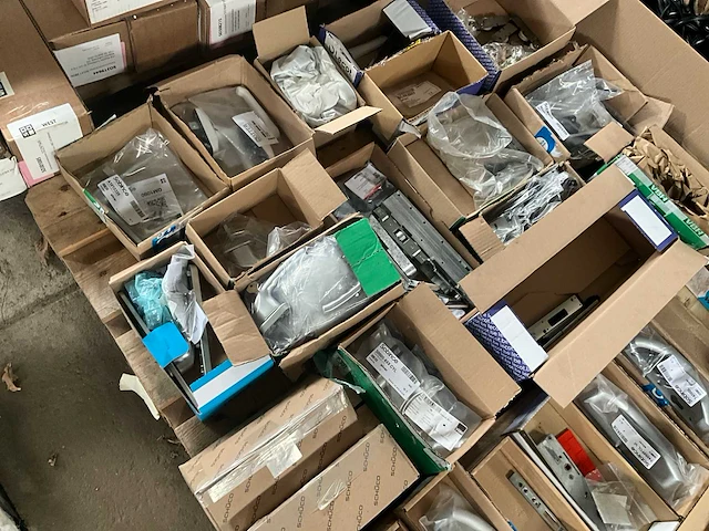Partij fuhr - hahn -hoppe - gu - roto - sobinco - nemef - scharnieren draaikiepbeslag aanslagrubbers krukken etc - ca. 25 pallets met hang en sluitwerk - afbeelding 5 van  42