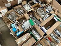 Partij fuhr - hahn -hoppe - gu - roto - sobinco - nemef - scharnieren draaikiepbeslag aanslagrubbers krukken etc - ca. 25 pallets met hang en sluitwerk - afbeelding 5 van  42