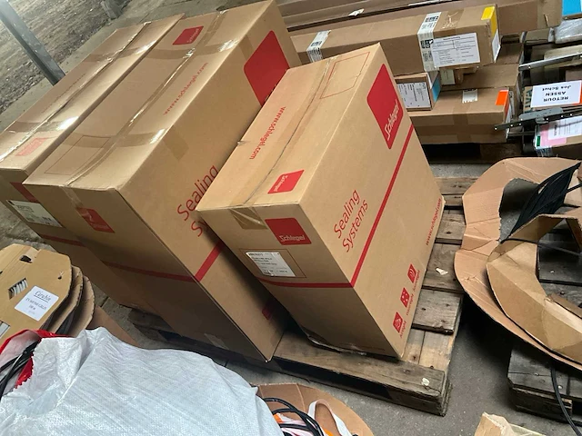 Partij fuhr - hahn -hoppe - gu - roto - sobinco - nemef - scharnieren draaikiepbeslag aanslagrubbers krukken etc - ca. 25 pallets met hang en sluitwerk - afbeelding 6 van  42