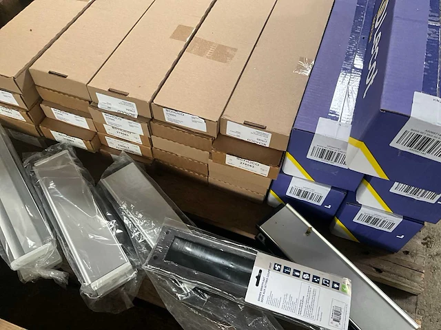 Partij fuhr - hahn -hoppe - gu - roto - sobinco - nemef - scharnieren draaikiepbeslag aanslagrubbers krukken etc - ca. 25 pallets met hang en sluitwerk - afbeelding 7 van  42