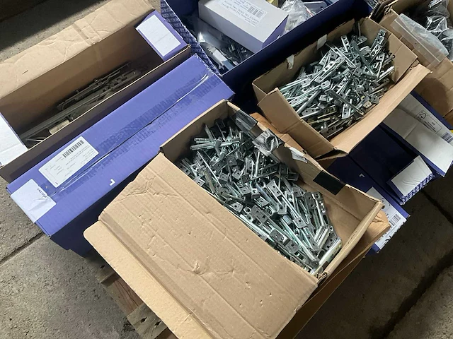 Partij fuhr - hahn -hoppe - gu - roto - sobinco - nemef - scharnieren draaikiepbeslag aanslagrubbers krukken etc - ca. 25 pallets met hang en sluitwerk - afbeelding 8 van  42