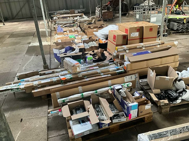 Partij fuhr - hahn -hoppe - gu - roto - sobinco - nemef - scharnieren draaikiepbeslag aanslagrubbers krukken etc - ca. 25 pallets met hang en sluitwerk - afbeelding 42 van  42