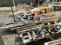 Partij fuhr - hahn -hoppe - gu - roto - sobinco - nemef - scharnieren draaikiepbeslag aanslagrubbers krukken etc - ca. 25 pallets met hang en sluitwerk