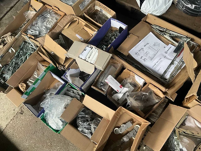 Partij fuhr - hahn -hoppe - gu - roto - sobinco - nemef - scharnieren draaikiepbeslag aanslagrubbers krukken etc - ca. 25 pallets met hang en sluitwerk - afbeelding 12 van  42