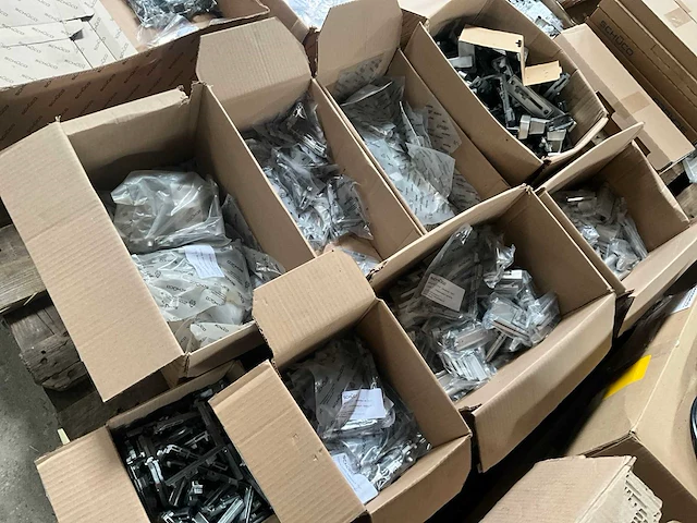 Partij fuhr - hahn -hoppe - gu - roto - sobinco - nemef - scharnieren draaikiepbeslag aanslagrubbers krukken etc - ca. 25 pallets met hang en sluitwerk - afbeelding 13 van  42