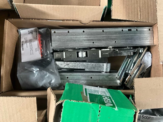 Partij fuhr - hahn -hoppe - gu - roto - sobinco - nemef - scharnieren draaikiepbeslag aanslagrubbers krukken etc - ca. 25 pallets met hang en sluitwerk - afbeelding 15 van  42