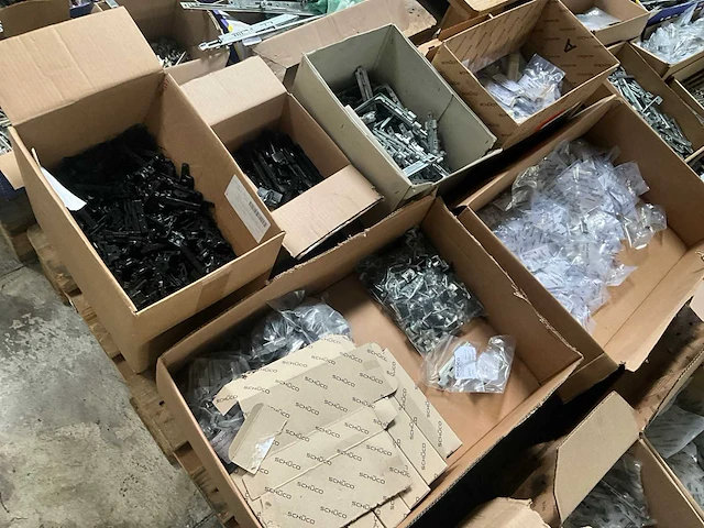 Partij fuhr - hahn -hoppe - gu - roto - sobinco - nemef - scharnieren draaikiepbeslag aanslagrubbers krukken etc - ca. 25 pallets met hang en sluitwerk - afbeelding 17 van  42