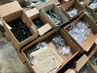 Partij fuhr - hahn -hoppe - gu - roto - sobinco - nemef - scharnieren draaikiepbeslag aanslagrubbers krukken etc - ca. 25 pallets met hang en sluitwerk - afbeelding 17 van  42