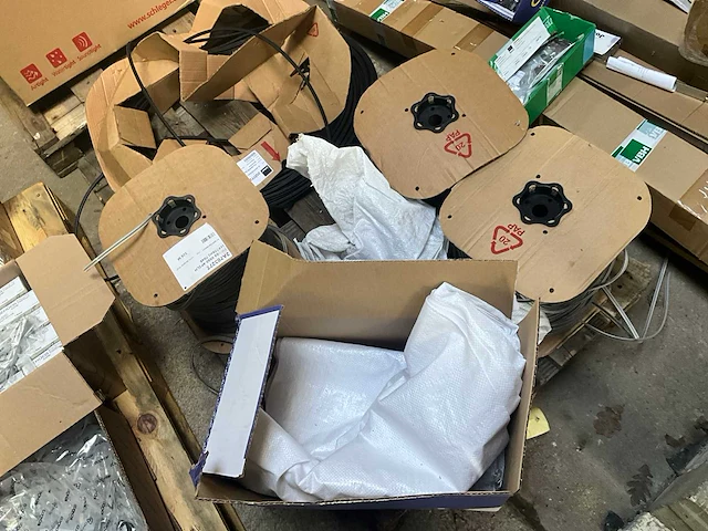 Partij fuhr - hahn -hoppe - gu - roto - sobinco - nemef - scharnieren draaikiepbeslag aanslagrubbers krukken etc - ca. 25 pallets met hang en sluitwerk - afbeelding 21 van  42