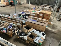 Partij fuhr - hahn -hoppe - gu - roto - sobinco - nemef - scharnieren draaikiepbeslag aanslagrubbers krukken etc - ca. 25 pallets met hang en sluitwerk - afbeelding 11 van  42