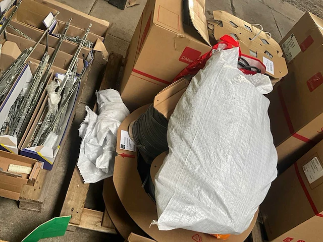 Partij fuhr - hahn -hoppe - gu - roto - sobinco - nemef - scharnieren draaikiepbeslag aanslagrubbers krukken etc - ca. 25 pallets met hang en sluitwerk - afbeelding 23 van  42