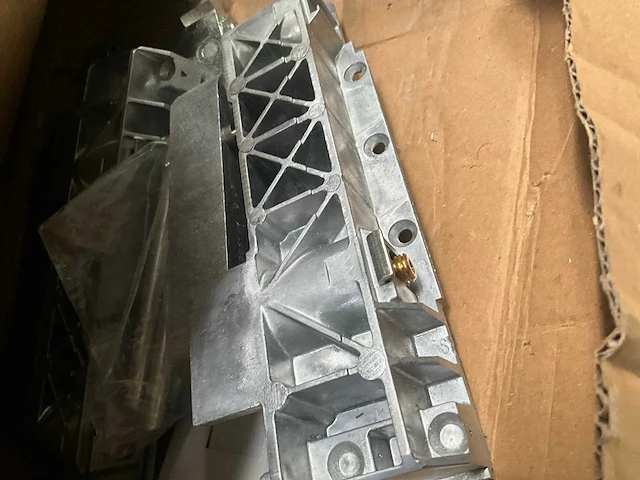 Partij fuhr - hahn -hoppe - gu - roto - sobinco - nemef - scharnieren draaikiepbeslag aanslagrubbers krukken etc - ca. 25 pallets met hang en sluitwerk - afbeelding 26 van  42