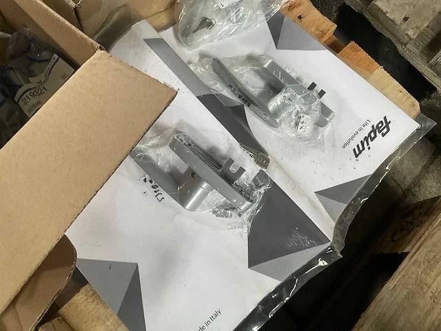 Partij fuhr - hahn -hoppe - gu - roto - sobinco - nemef - scharnieren draaikiepbeslag aanslagrubbers krukken etc - ca. 25 pallets met hang en sluitwerk - afbeelding 28 van  42