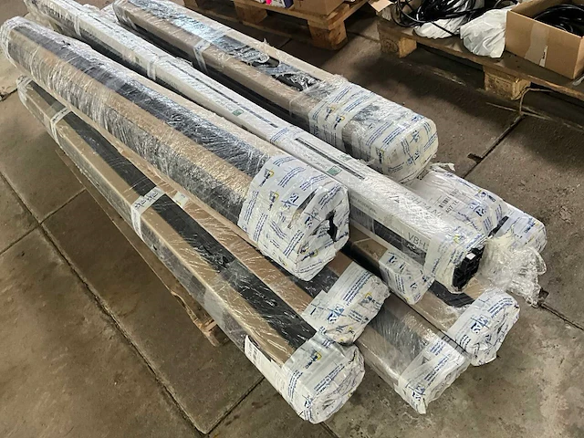 Partij fuhr - hahn -hoppe - gu - roto - sobinco - nemef - scharnieren draaikiepbeslag aanslagrubbers krukken etc - ca. 25 pallets met hang en sluitwerk - afbeelding 29 van  42