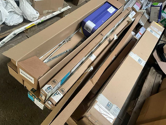 Partij fuhr - hahn -hoppe - gu - roto - sobinco - nemef - scharnieren draaikiepbeslag aanslagrubbers krukken etc - ca. 25 pallets met hang en sluitwerk - afbeelding 30 van  42