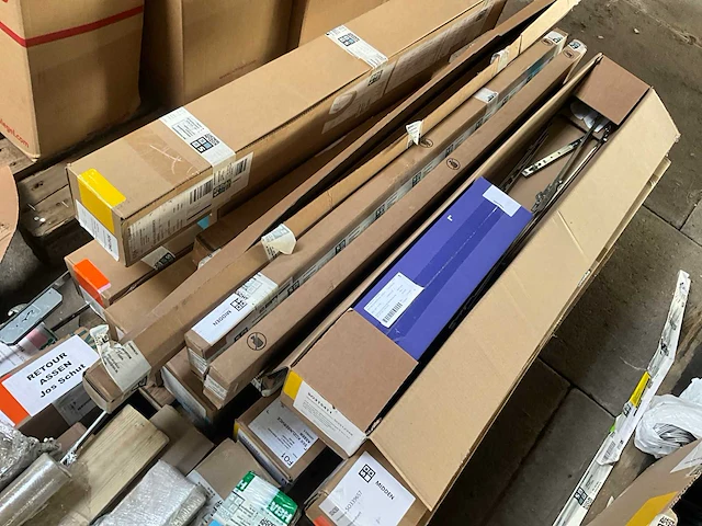 Partij fuhr - hahn -hoppe - gu - roto - sobinco - nemef - scharnieren draaikiepbeslag aanslagrubbers krukken etc - ca. 25 pallets met hang en sluitwerk - afbeelding 31 van  42