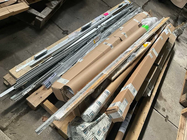 Partij fuhr - hahn -hoppe - gu - roto - sobinco - nemef - scharnieren draaikiepbeslag aanslagrubbers krukken etc - ca. 25 pallets met hang en sluitwerk - afbeelding 32 van  42